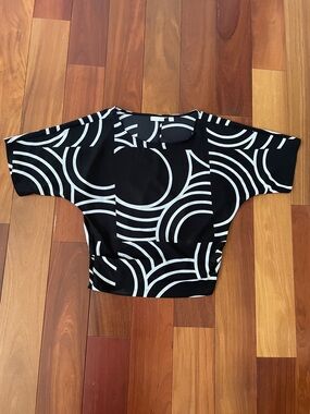 New York & Company Black and White Geometric Dolman Crop Top